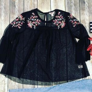Super cute sheer shirt with floral design! SIZE M